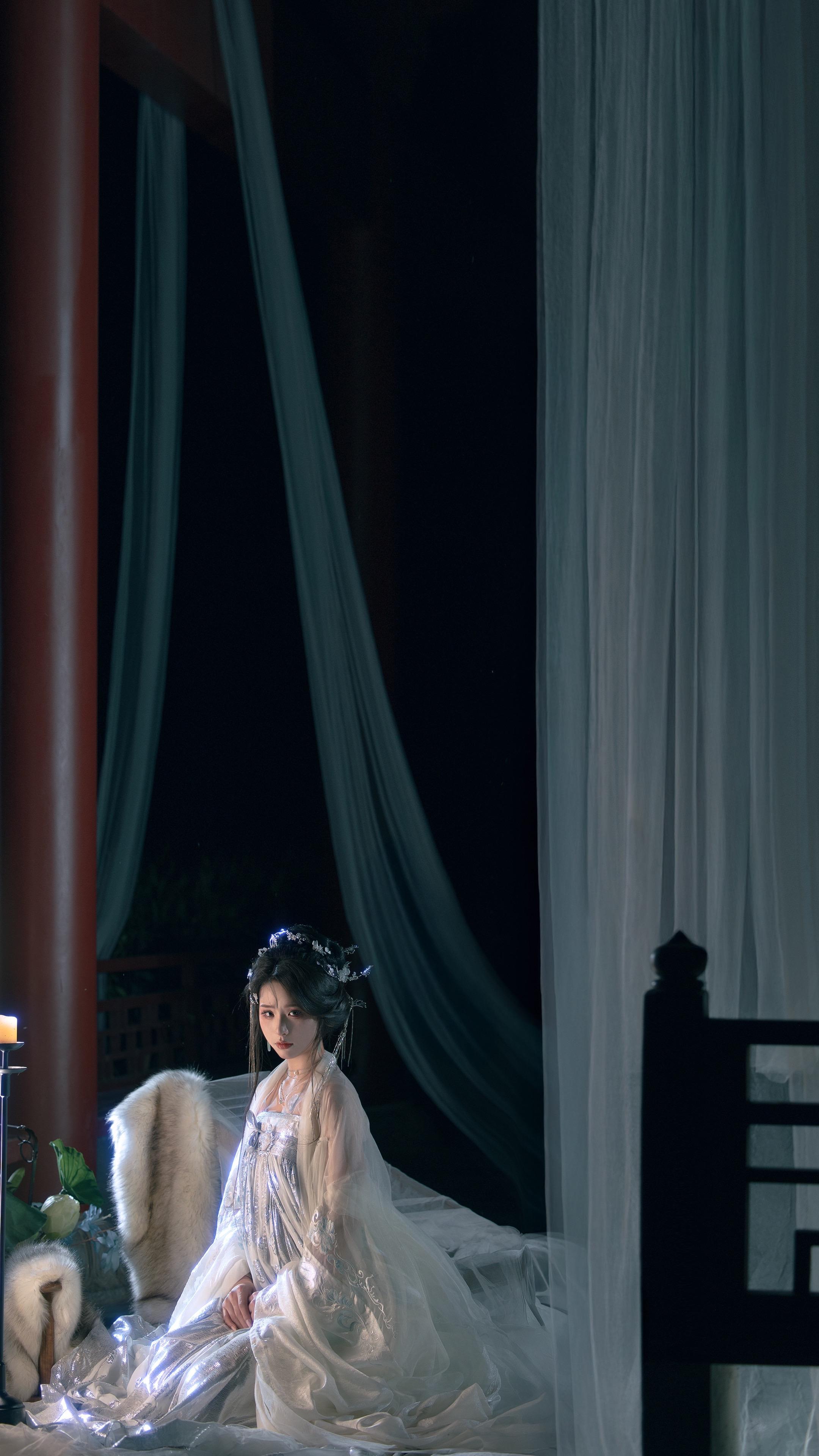 她身上的华服有些旧了。