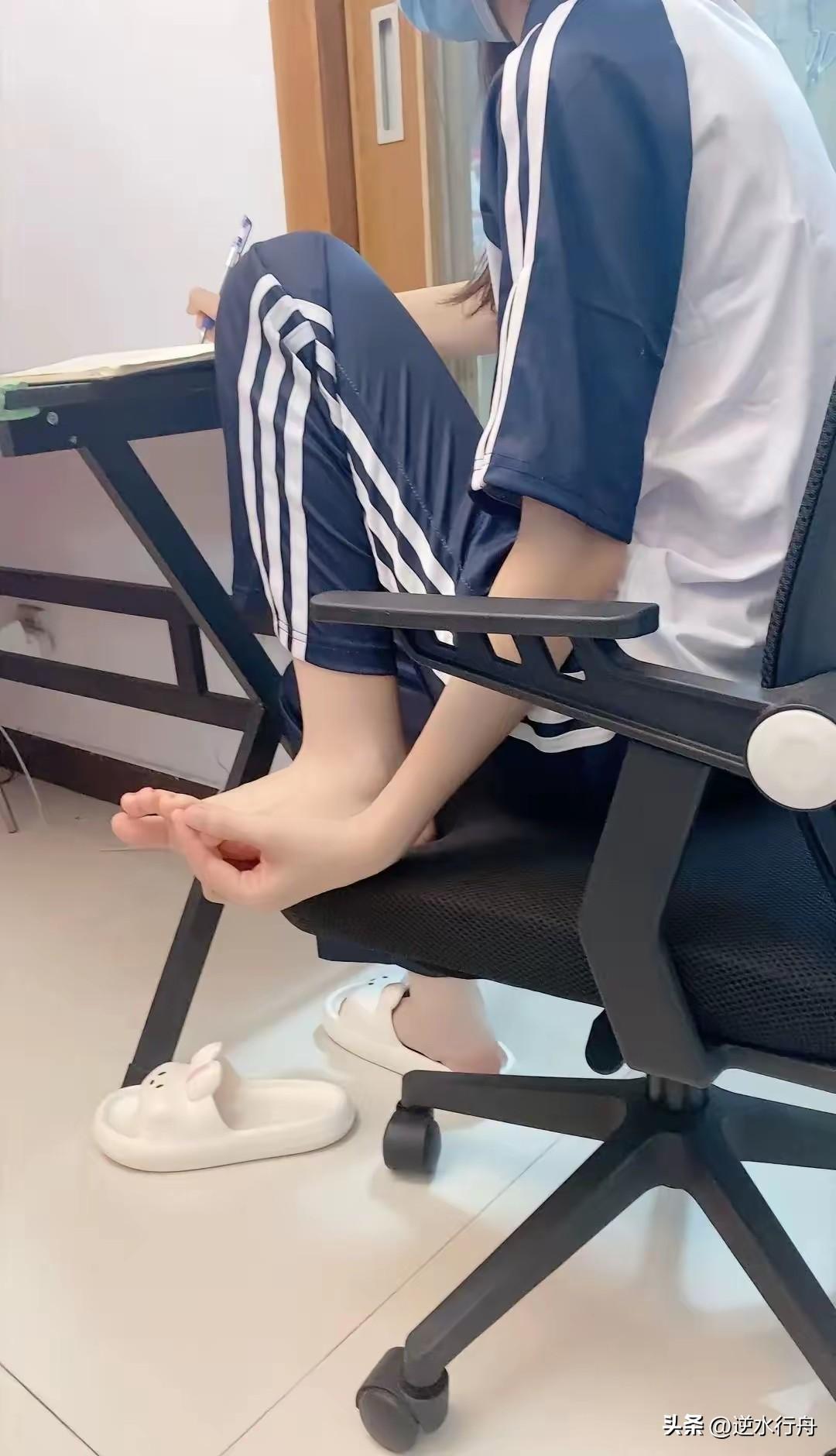同事女儿吐槽她女儿一点女孩子样都没有，一边写作业一边抠脚丫真是笑死人了。同事女儿