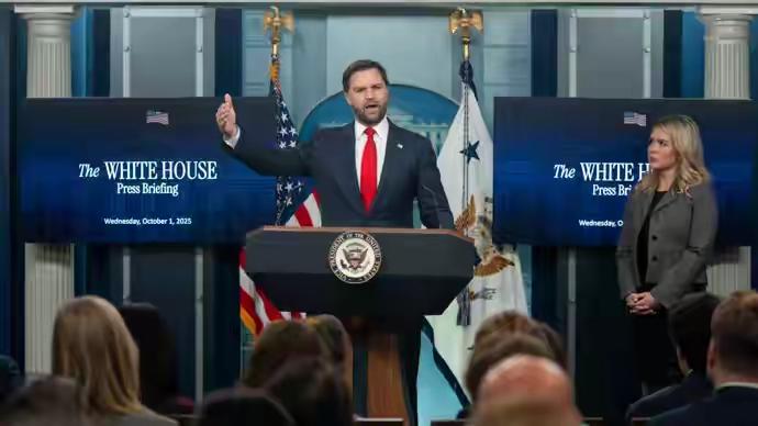 泽连斯基在美国和欧盟的纵容下已经彻底飘了，根本分不清自己是谁，以后整个世界都要受