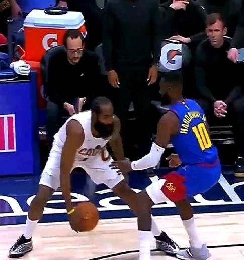 32秒，落后3分。哈登面对贴防，后撤步，三分穿网。掘金主场瞬间死寂。
 
这球之