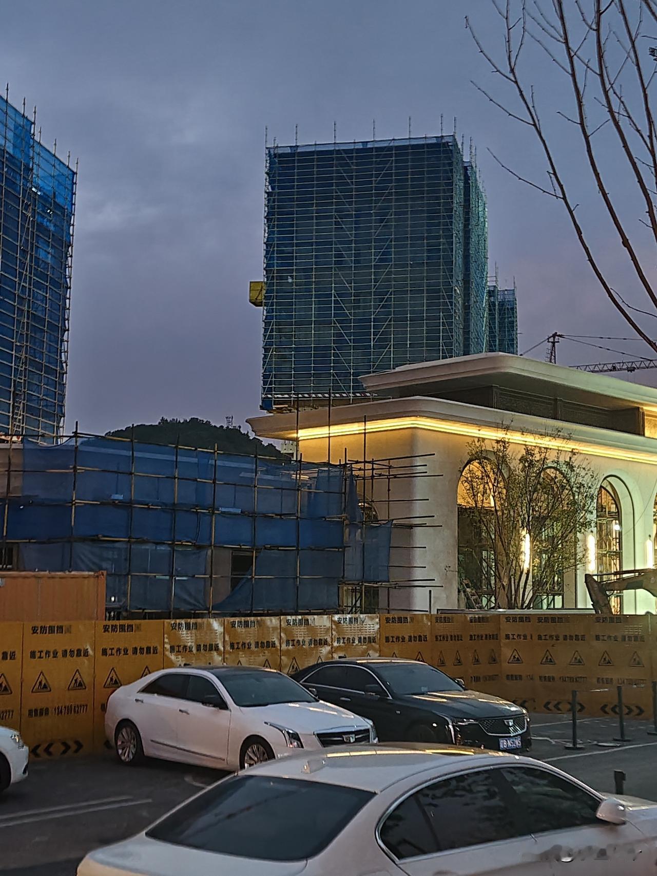 真是快呀，几天功夫就起来一栋楼，国内不亏基建狂魔，盖个楼跟搭积木似的，几个月，一