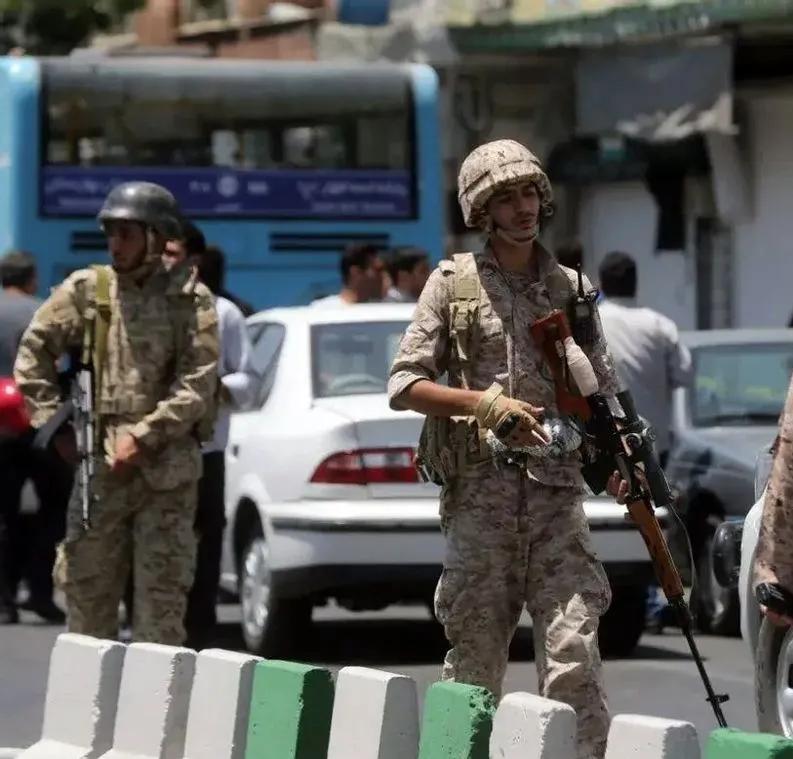 为什么这么多内鬼？内鬼又为了什么？大批武装分子荷枪实弹的武装分子围攻哈梅内伊官邸