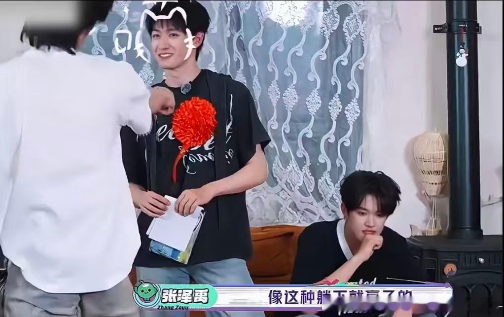 朱志鑫被提醒拉一下裤子张泽禹说朱志鑫故意露腿一路向海的少年 导演提醒朱志鑫拉裤子