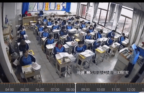 高三老师在教室晕倒，学生及时抱老师走出教室去医务室，为学生点赞。