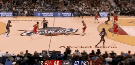 哈登难得在季后赛享受这样的巨星哨待遇。

骑士与猛龙的系列赛G2，哈登持球进攻，