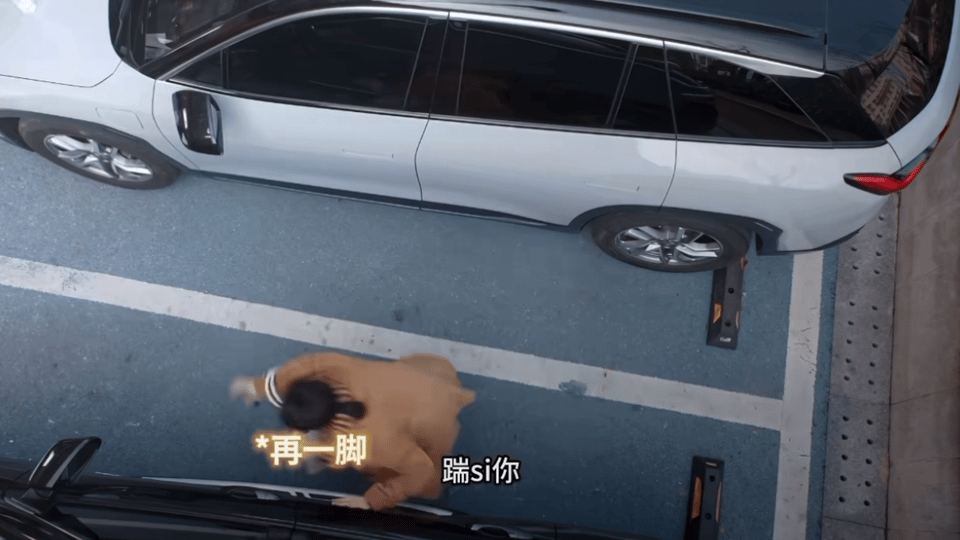 任敏徒手掰断后视镜 秦律这力气真的没谁了，徒手掰镜跟玩一样，任敏把这股子莽撞又可