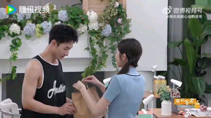 焦峙衡收到徐如蓝蝴蝶酥嘴角压不住 徐如蓝把蝴蝶酥递过去，焦峙衡的嘴角先颤了下，接