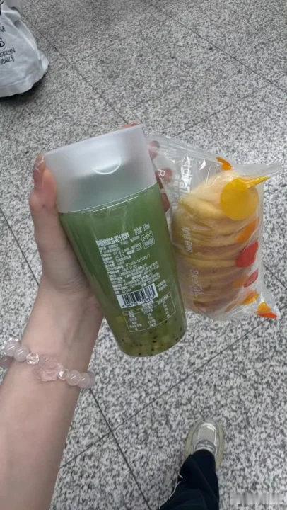 孙怡给粉丝送面包饮料孙怡火车站给粉丝送面包饮料孙怡火车站给粉丝送面包和饮料了！姐