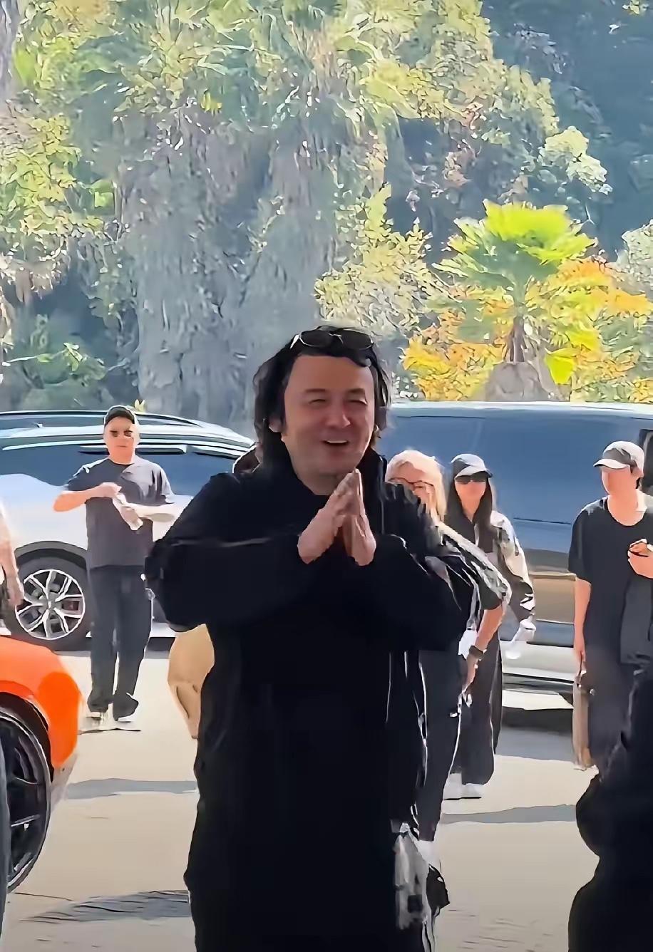 “把陈俊生还回来！” 雷佳音往上海大师赛看台上一瘫，及肩卷发、胡茬圆脸，网友愣是
