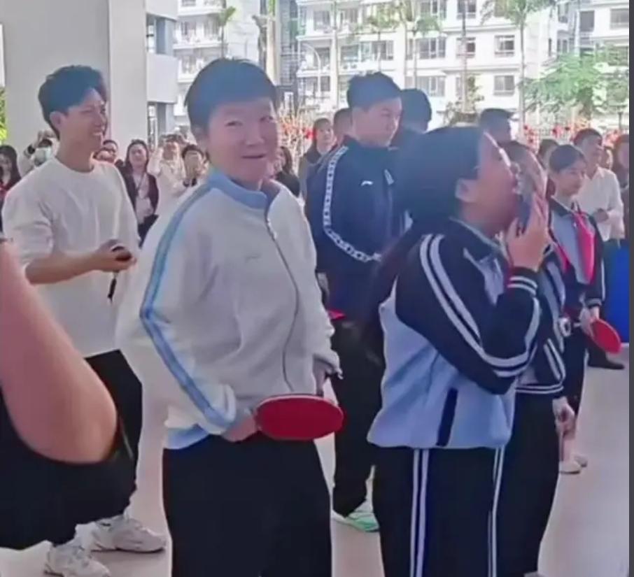 今日份快乐是莎莎给的，世界第一的孙颖莎拿了最后一名，还乐呵呵的。知道为啥？光提裤