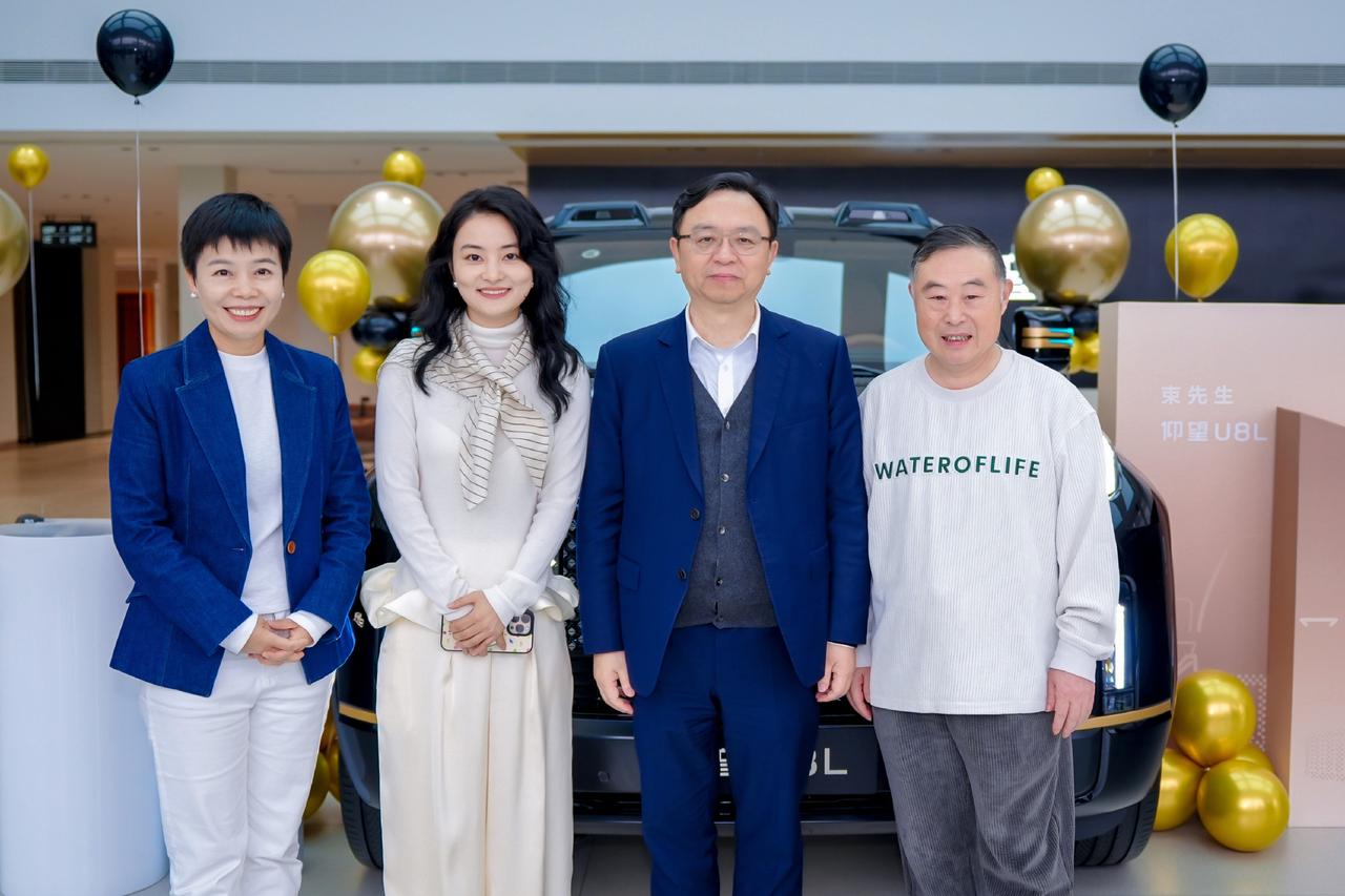 老乡鸡束总喜提仰望U8L，加入仰望朋友圈👏🏻