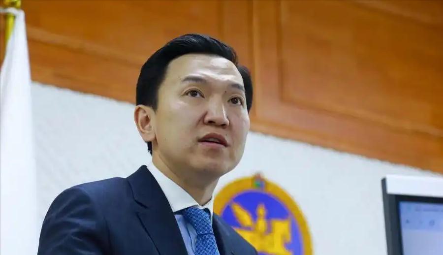 蒙古开始过苦日子了。

在中国14个陆地邻国中，蒙古似乎成了最早亮出财政红灯的那