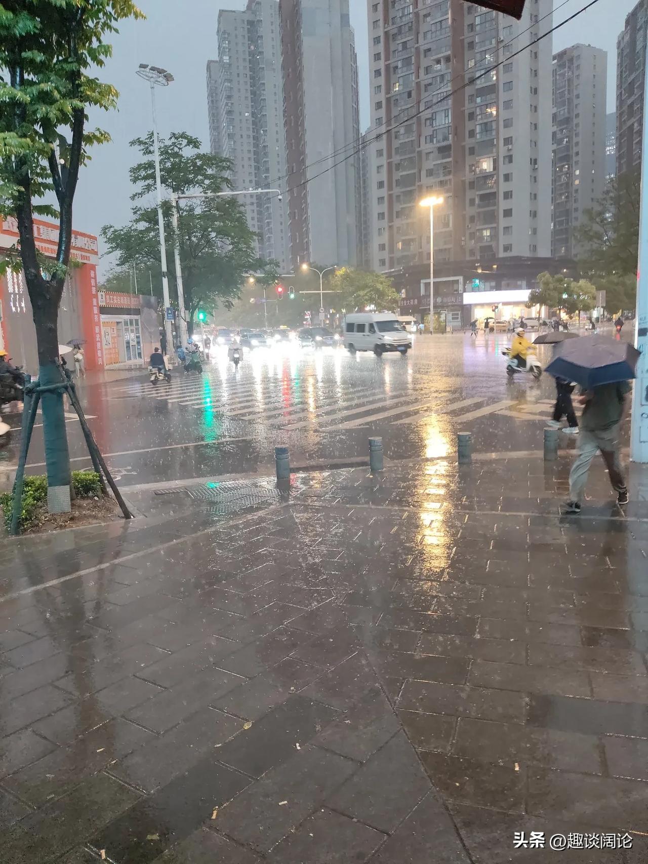 80后男人的悲哀，此时此刻，天气聚变，下起了狂风暴雨，没带雨伞又舍不得打车，看着
