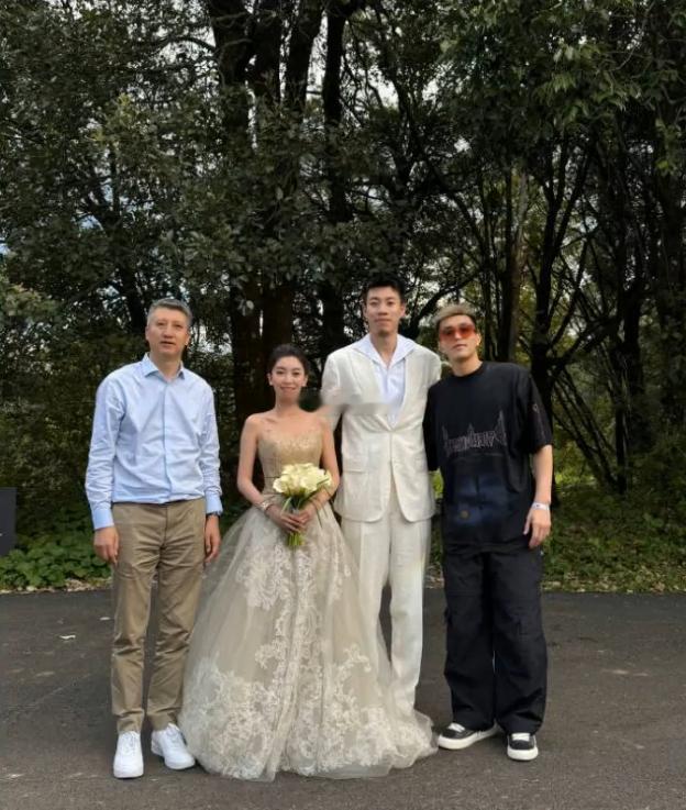 中国男篮主教练郭士强、广州男篮球员郭艾伦均出席了张镇麟的婚礼。🎉百年好合！张镇