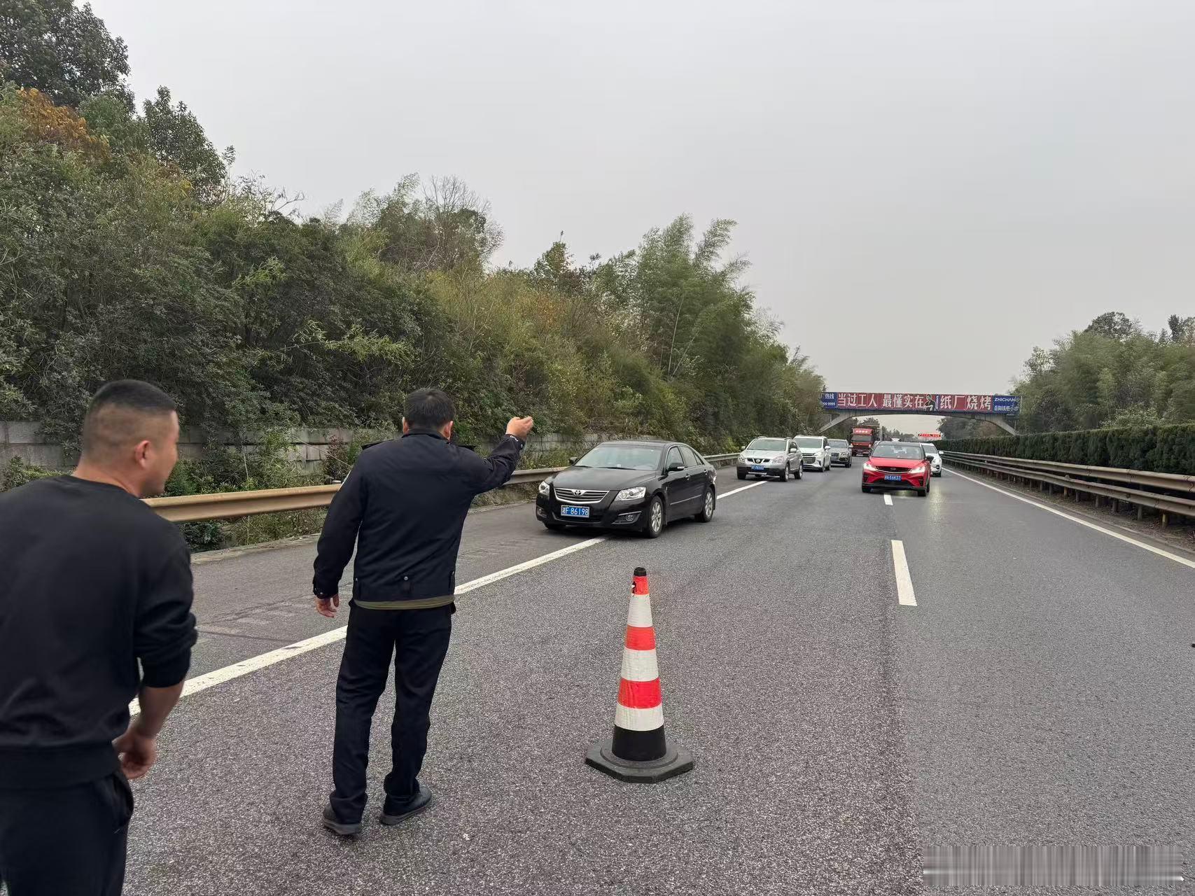 【出差途中遇事故 开福交警挺身而出】11月17日上 10时许，长沙公安交管支队开