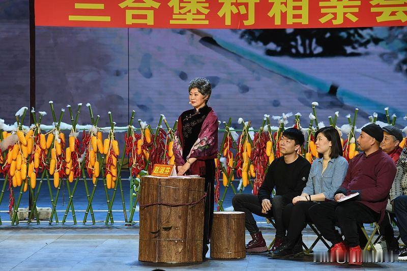 六旬阿姨找老伴被嘲“没出息”，她一句话怼得邻里哑口无言
老话说：“满床锦被，不如