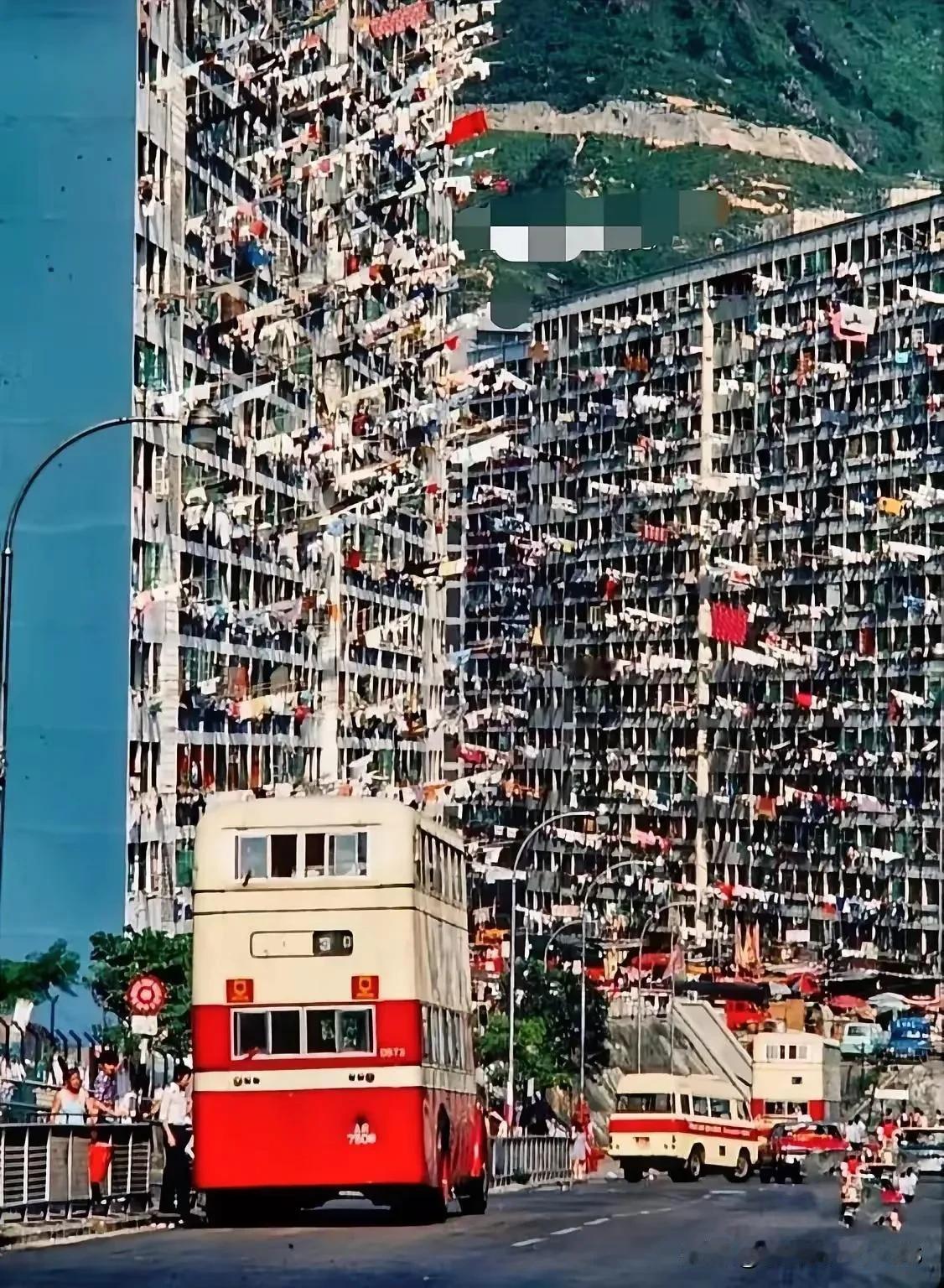看这图，感觉香港的寸土寸金真的不是开玩笑的。那这么宝贵的空间，人们怎么晾晒衣服呢