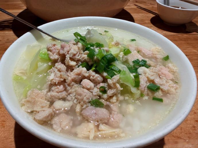 🔻《阿jo吃饭故事之十四》🔻阿jo今天堂食，吃钵钵鸡，红油汤底里浸着串串，竹