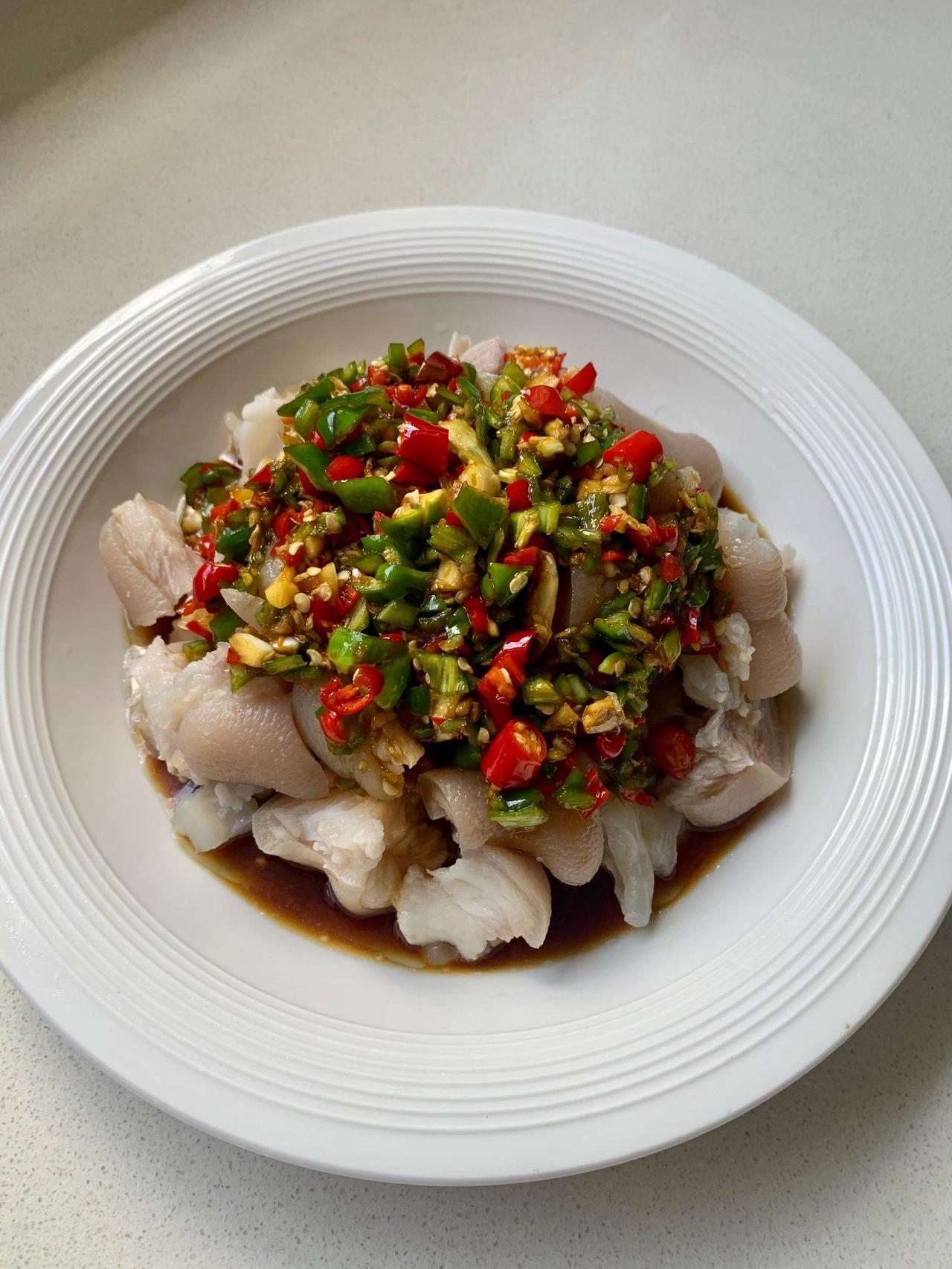 双椒猪蹄，猪蹄这样做皮Q肉白，不发黑不腻

这个凉拌猪蹄是答应我同学的另一种做法