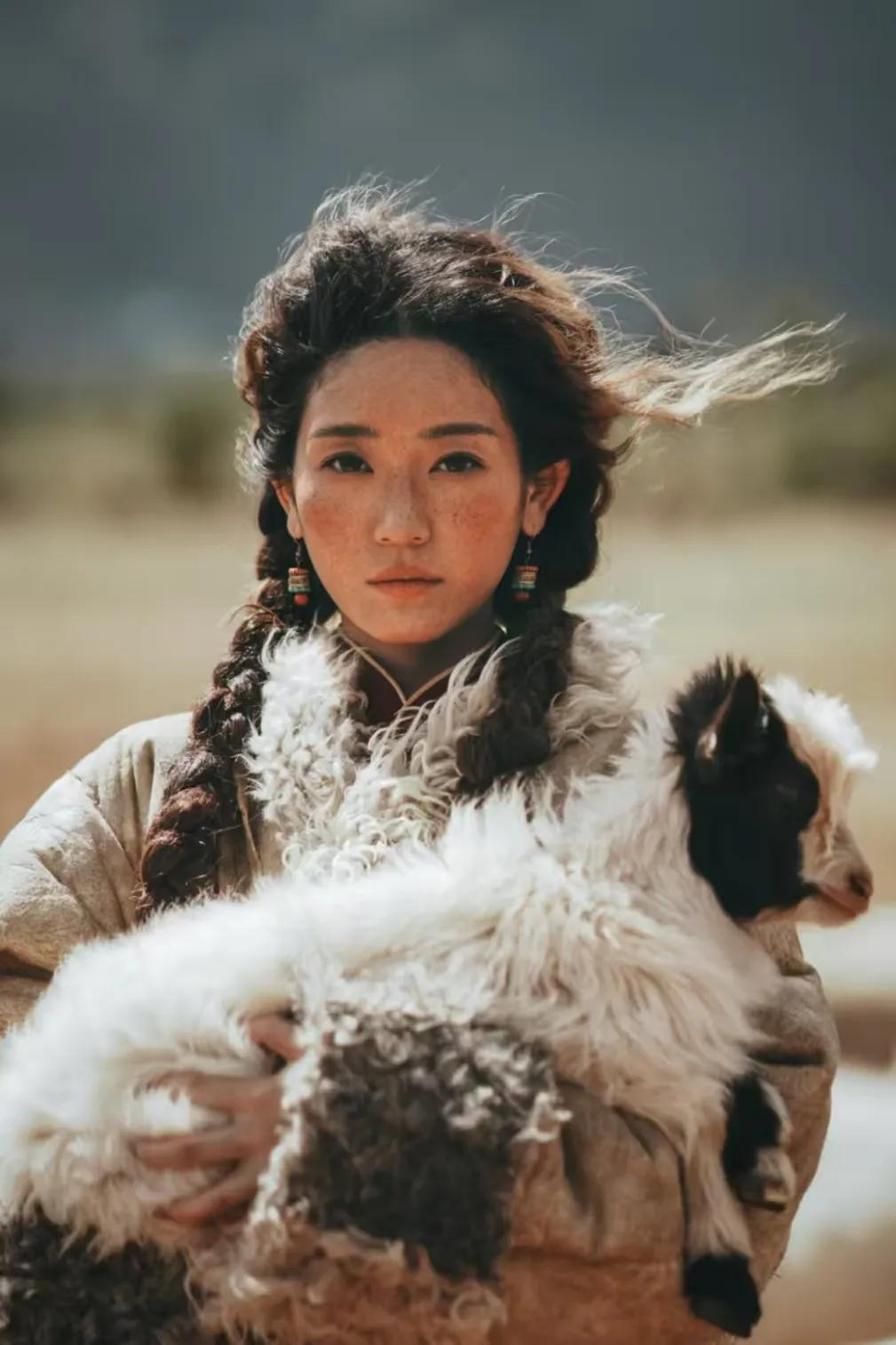 我一点一点脱去了
束缚我生命的
一切不需要的东西[玫瑰]
——三毛