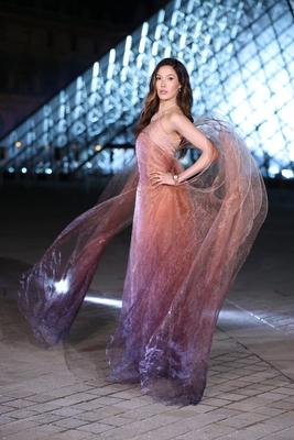 谷爱凌现身法国巴黎
出席卢浮宫博物馆举办的盛大晚宴
晚宴中的她
穿着礼服戴着手表