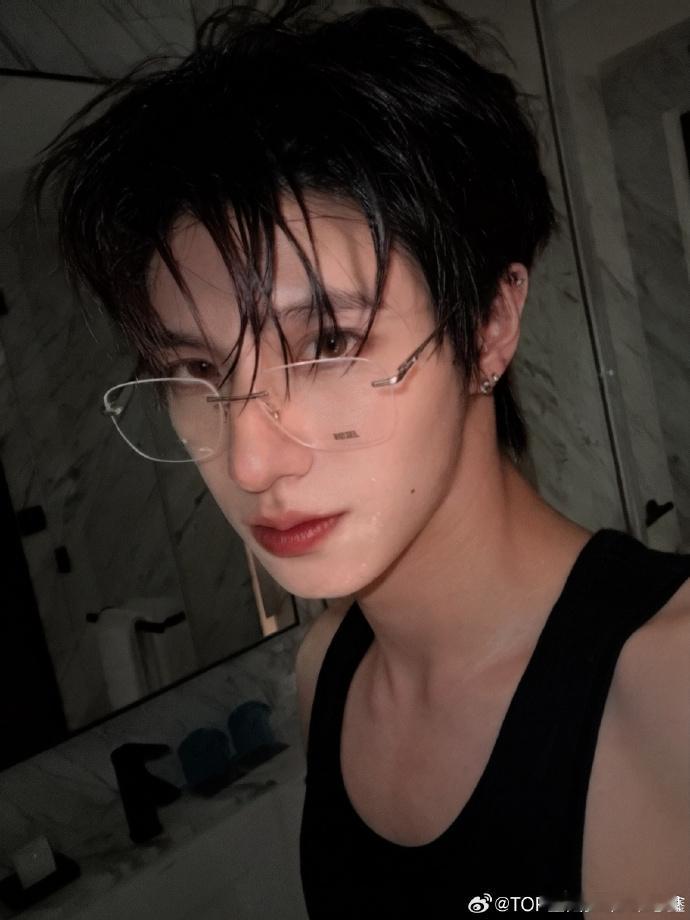 朱志鑫凌晨报备安抚粉丝心疼朱志鑫运动会上的委屈瞬间，独自平复情绪到凌晨，依旧准时