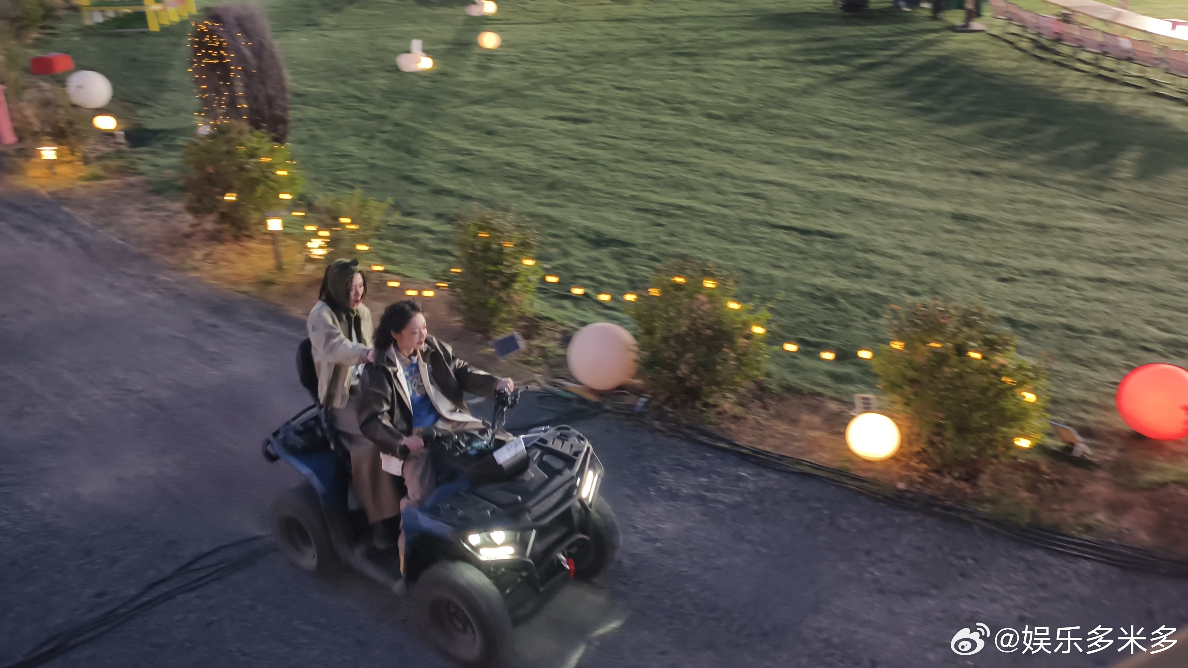 想坐希林娜依高的越野后座 🩷 希林娜依高也太有魅力了吧，开越野载王晓赟子超有爱