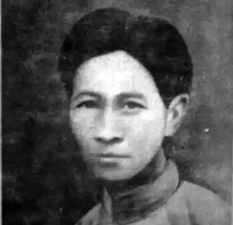1935年春，宁强县城青砖宅院门前，陈锦章变卖所有家产，把地契财物分给贫苦乡亲。