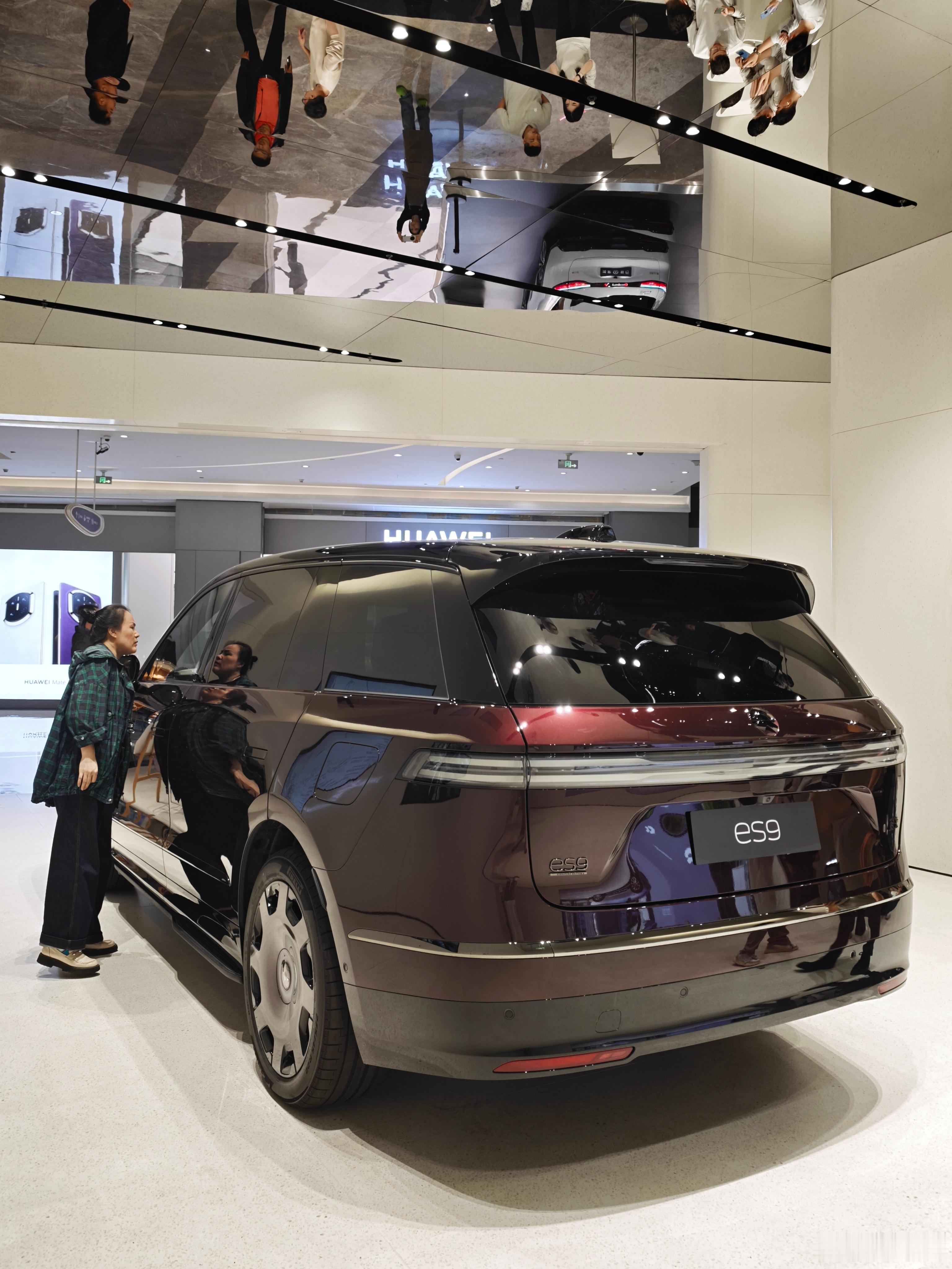 ES9竟然能把精致威猛和实用结合得这么好太棒了看车的人超多 