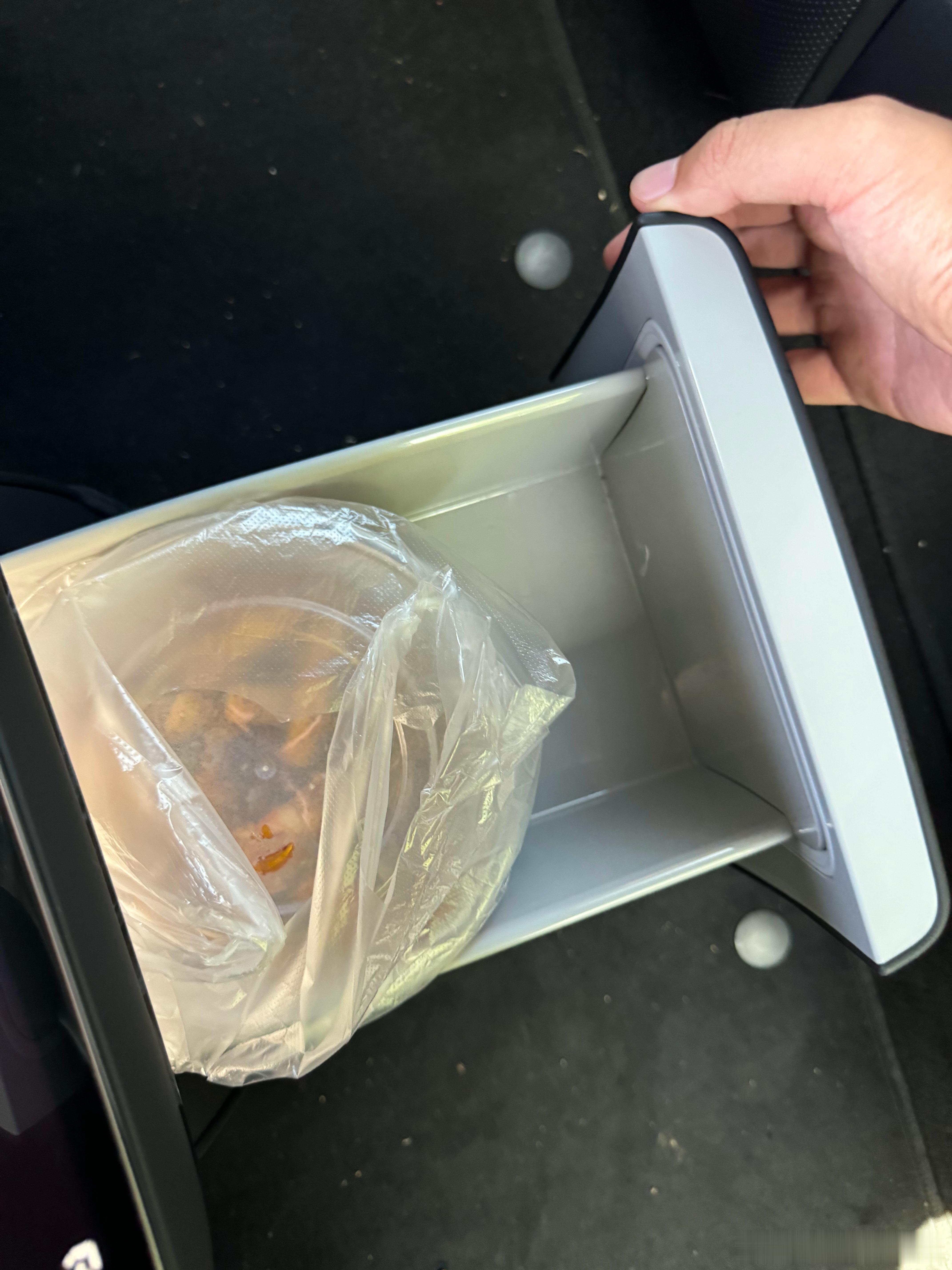 有些铁子对冰箱这个功能很争议，觉得哪里没有个便利店买不到冰水，但是我的理解这玩意
