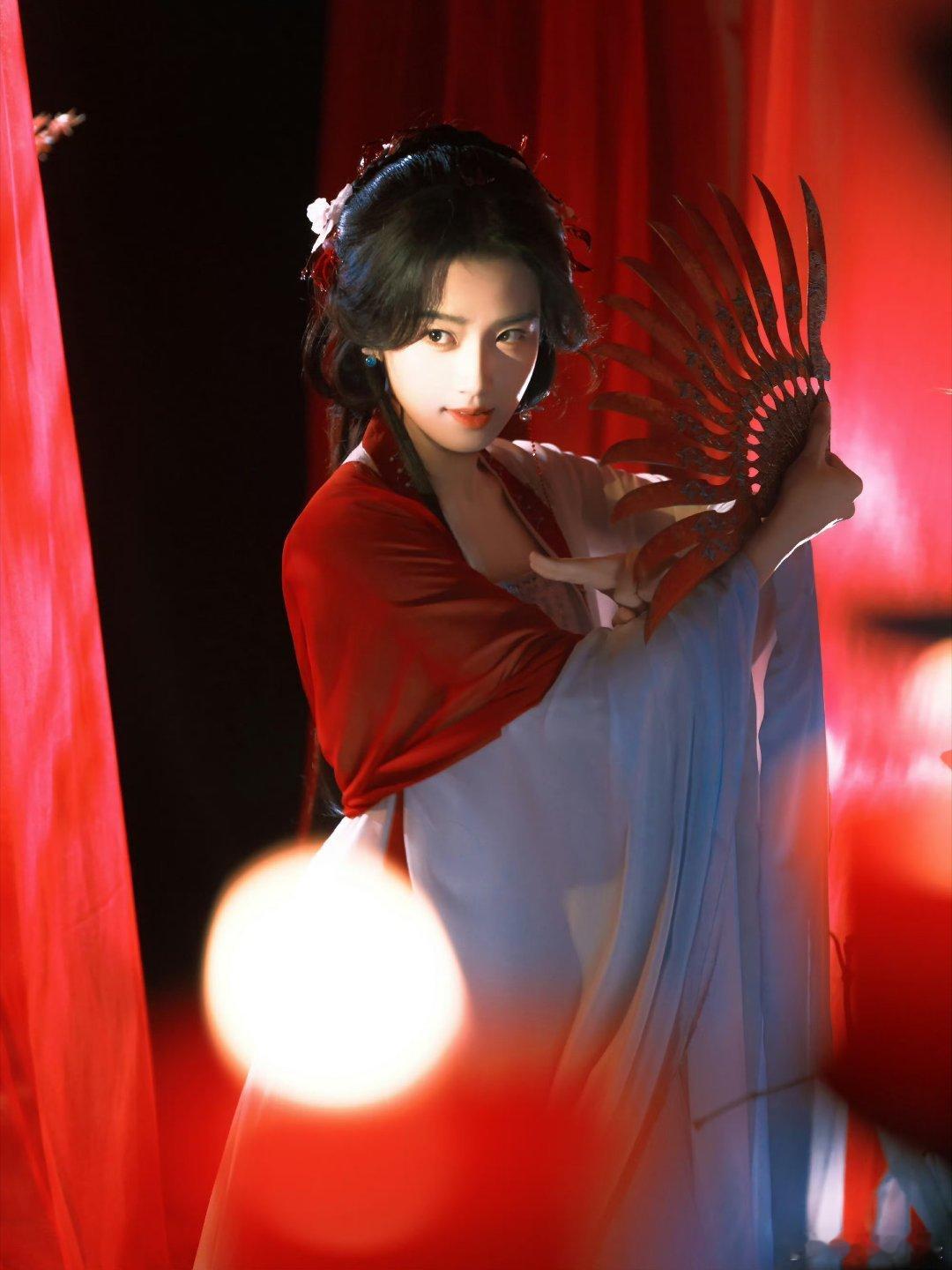 女导演镜头下的卢昱晓女导演镜头下的卢昱晓，真的把古偶少女的“灵”给拍活了！一个眼