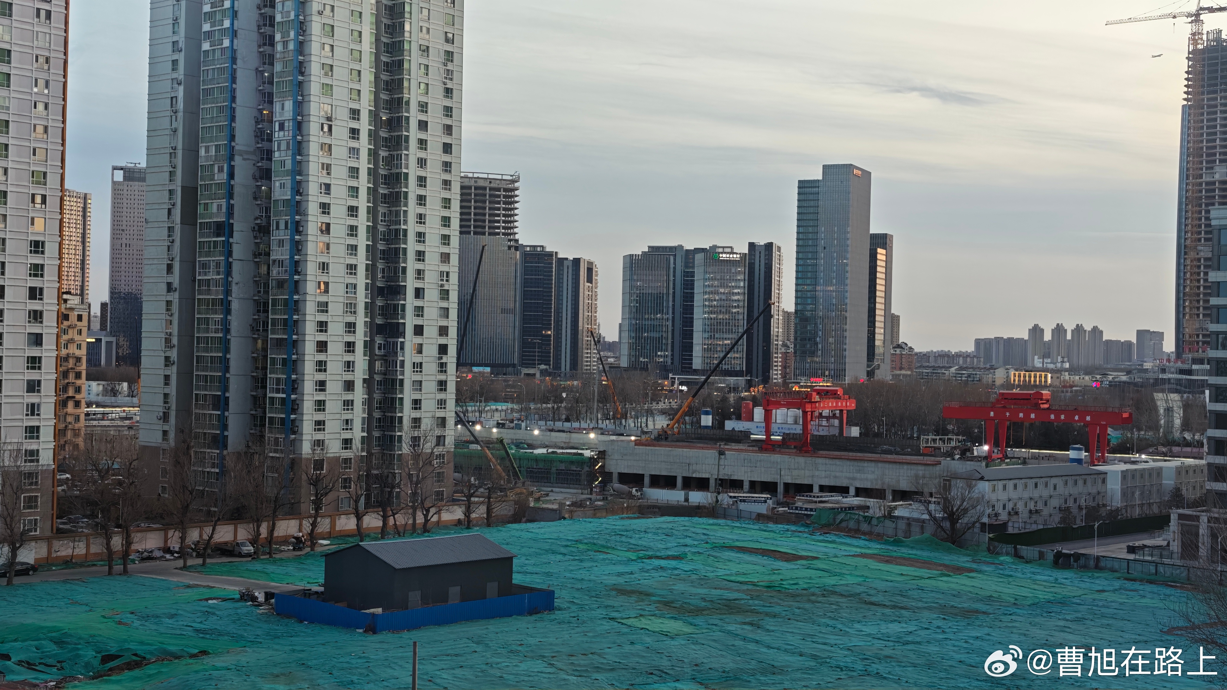 北京通州区合生汇主体建筑进度这地方其实暂停了好几年最近这半年才开始猛的起了建设速