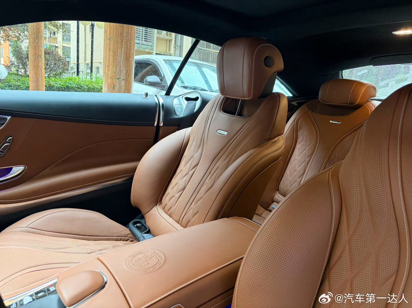 奔驰s63 coupe，黑外棕内，19年上牌仅9900公里，有车衣 