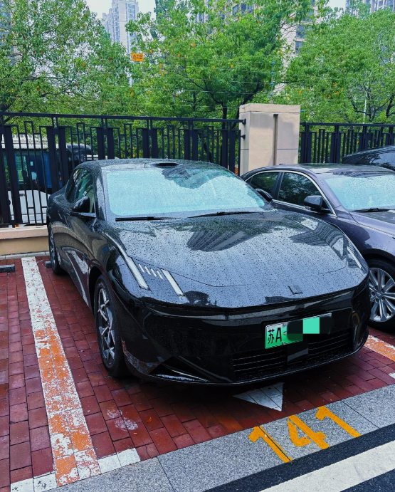 雨天开高速，四驱抓地就是稳当​昨天暴雨跑高速，本来怕打滑不敢开快，结果跑了一段，