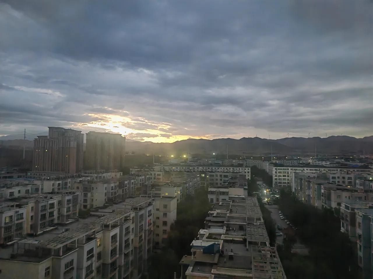 昨天去看了一下年迈的老父亲，开车回来的路上我哭了一路。父亲今年80岁了，母亲走了