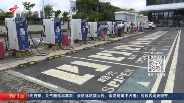 【#小程序可查询服务区充电车位#】国庆长假，高速公路自驾游迎来高峰。有些车主在服务区排队充电，总感觉
