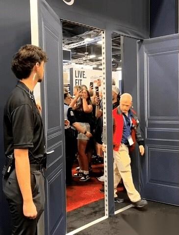 施瓦辛格怎么也没想到，自己这身练了一辈子的肌肉，会在77岁这年给他“找麻烦”。