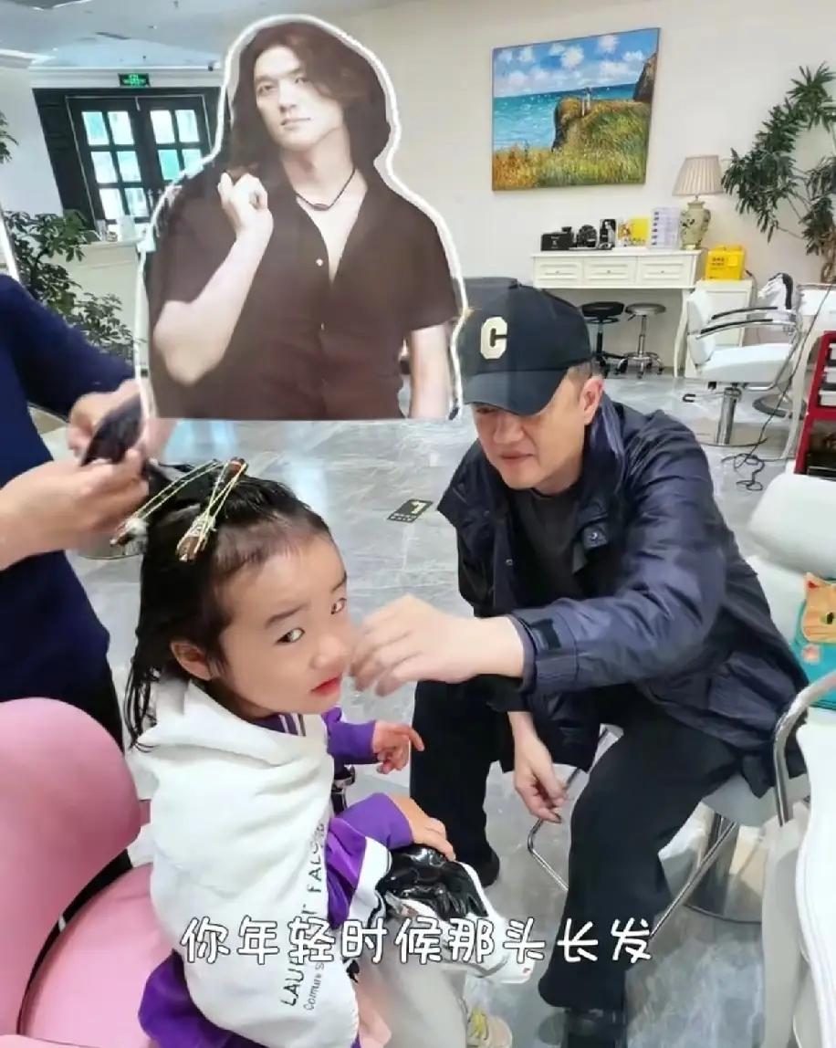 怪不得网友都撮合李亚鹏和前妻复合。孩子太需要父母了，两人时不时合体一起陪娃。两人
