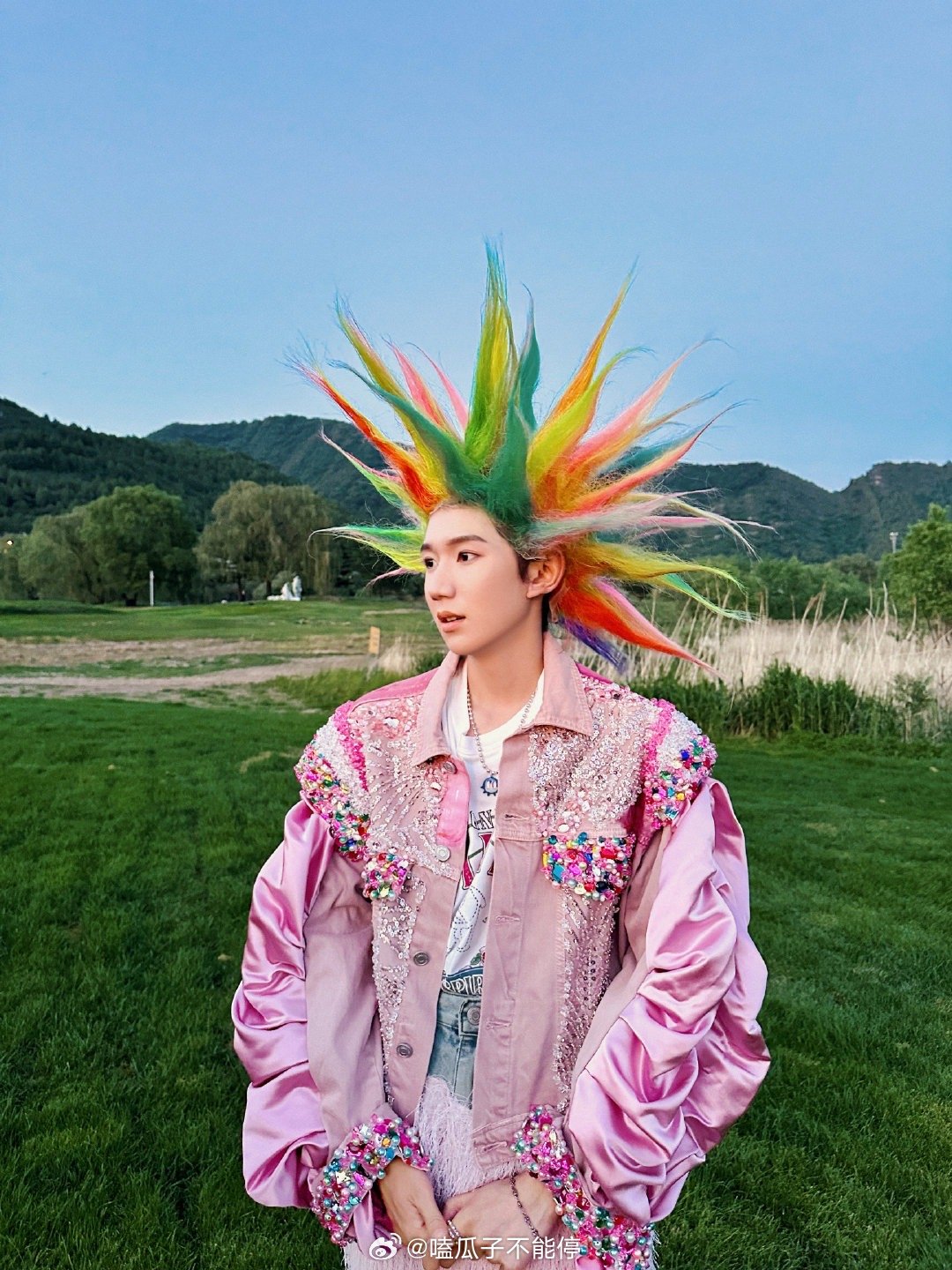 王源手机信号应该特别好吧！脑袋上全是天线有点萌[哇] ​​​
