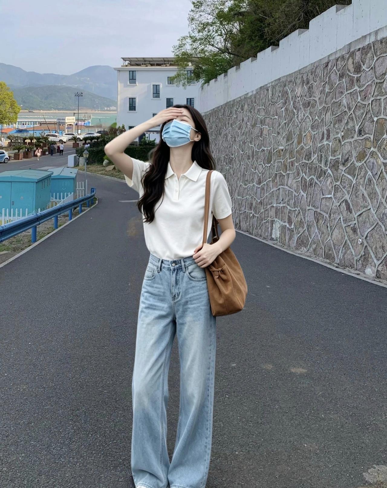 阳光明媚的一天，漫步在海边，享受自由与宁静。🌞🏖️💙