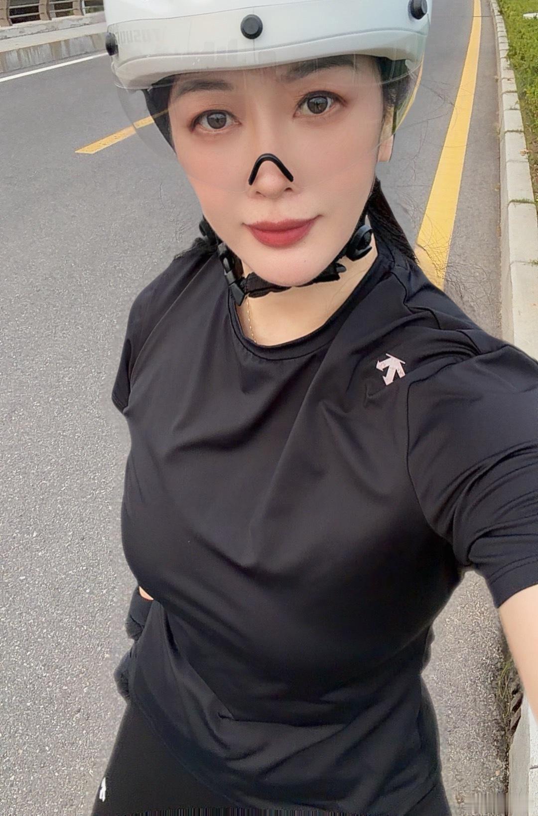 上午撸铁一小时，练臀腿，晚上又骑了20公里，今天的运动量足足的了。本来是不想骑车