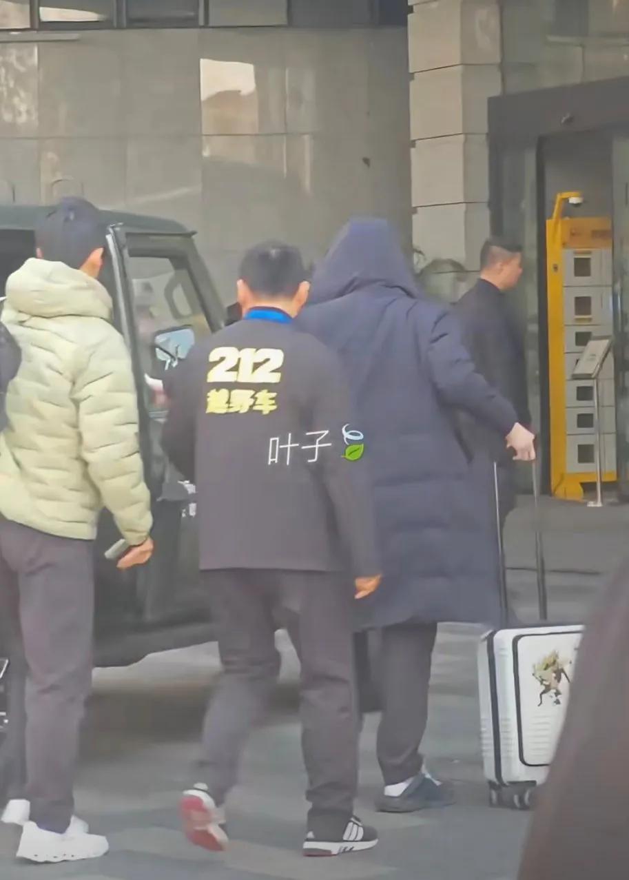 大头走过去，顺手关上车门。
王楚钦下车的时候去后备箱拿行李，魏桥的叔早早的就帮他