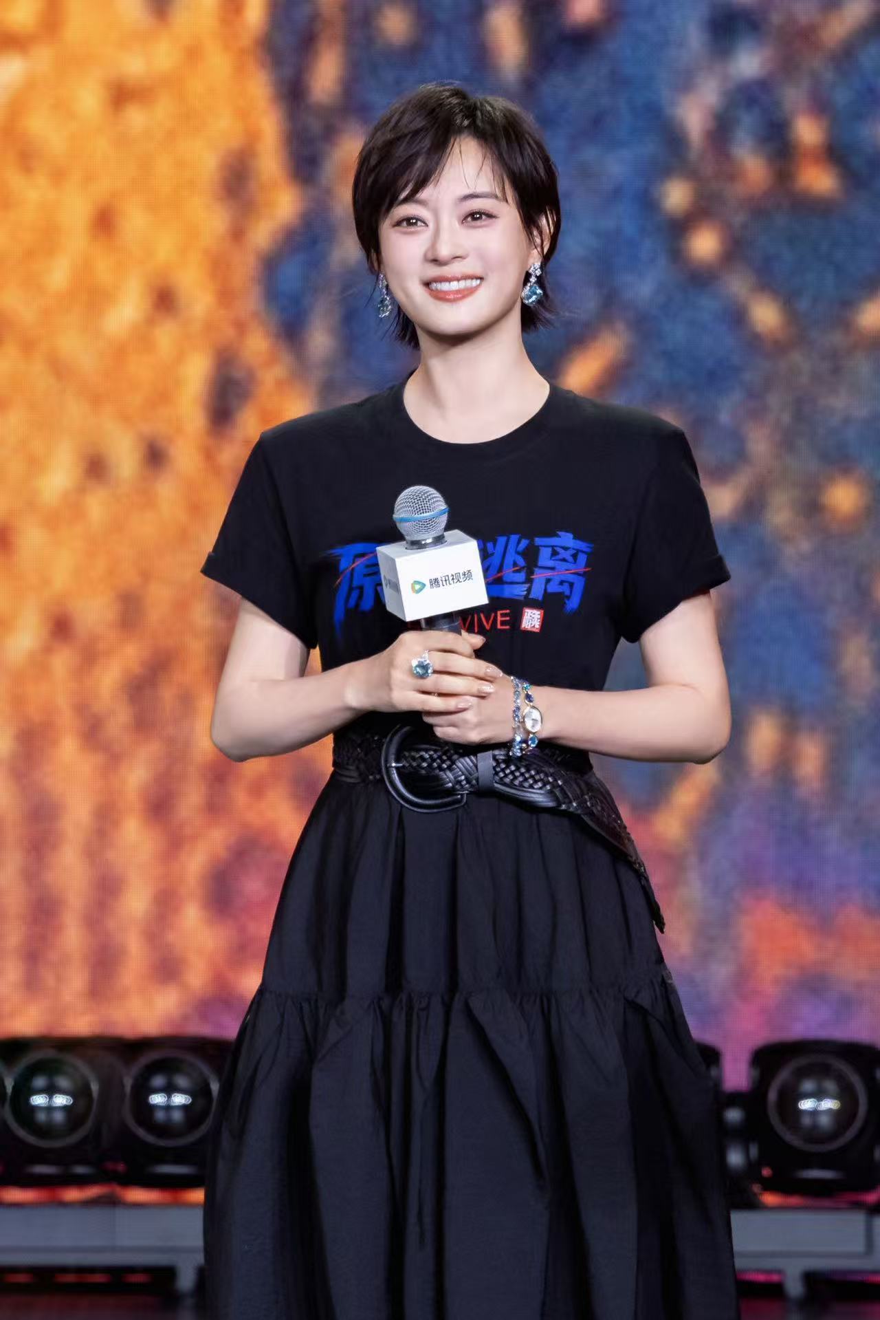 孙俪美回甄嬛时期本以为简单衣服会平平无奇，结果孙俪往那一站，眉眼温柔藏着风骨，瞬