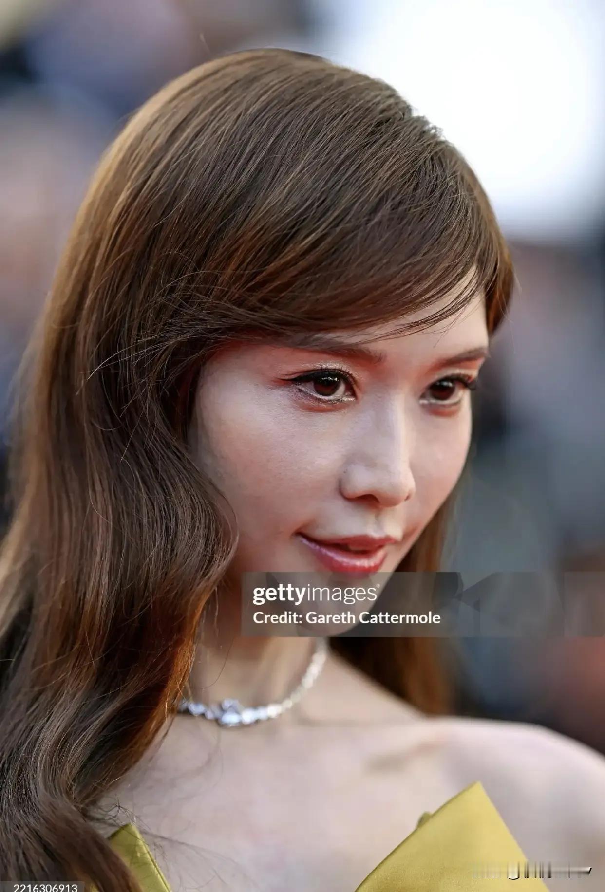 不知大家发现了没
自从嫁到樱花国后
志玲小姐姐慢慢变成我们不熟悉的样子了。

好