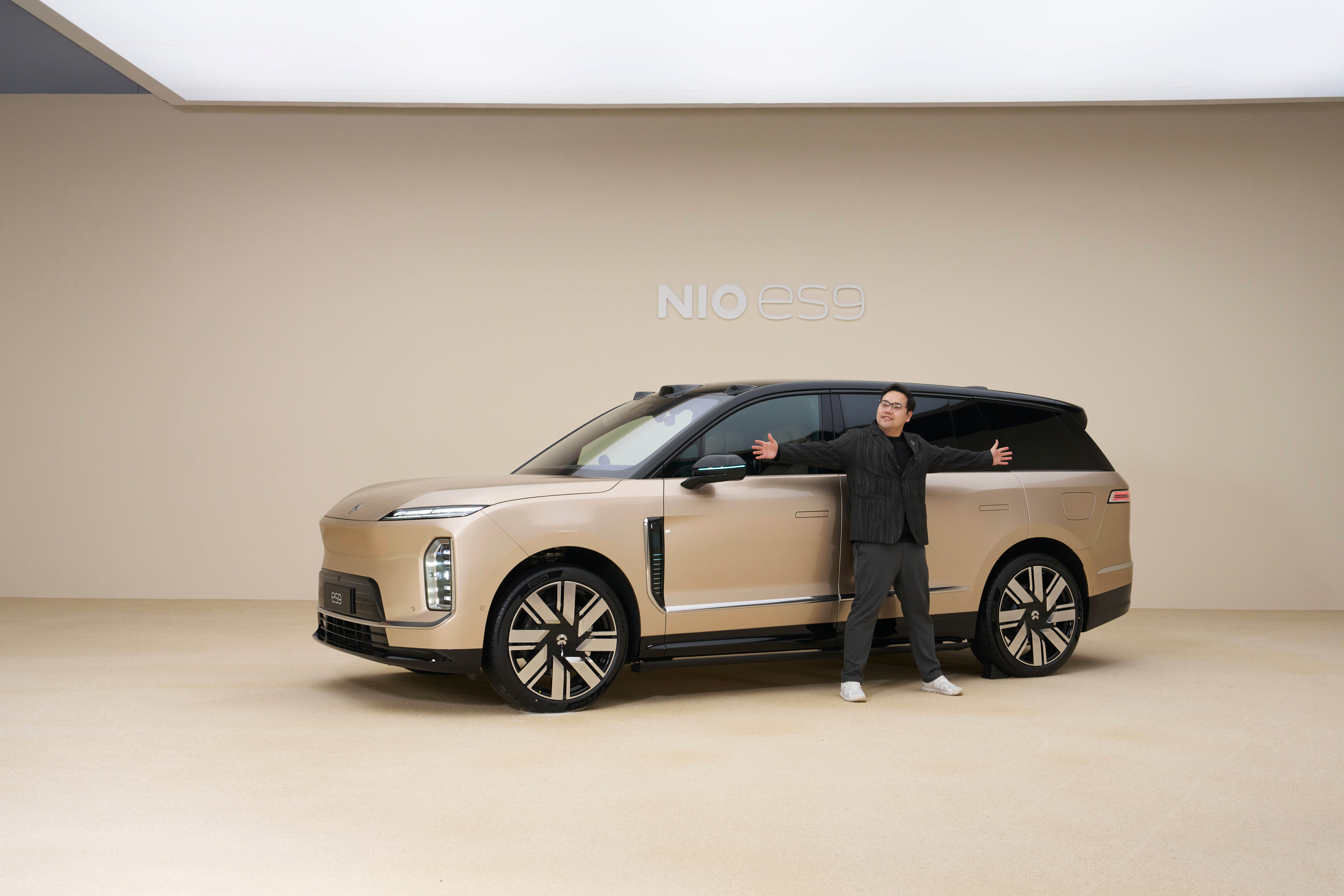 蔚来蔚来ES9 9要来了，真的大啊视频明天发 