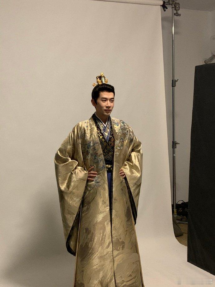 #费启鸣侯爷驾到#费启鸣“侯爷驾到”气势非凡，永夜星河定妆照惊艳无比，把侯爷神韵