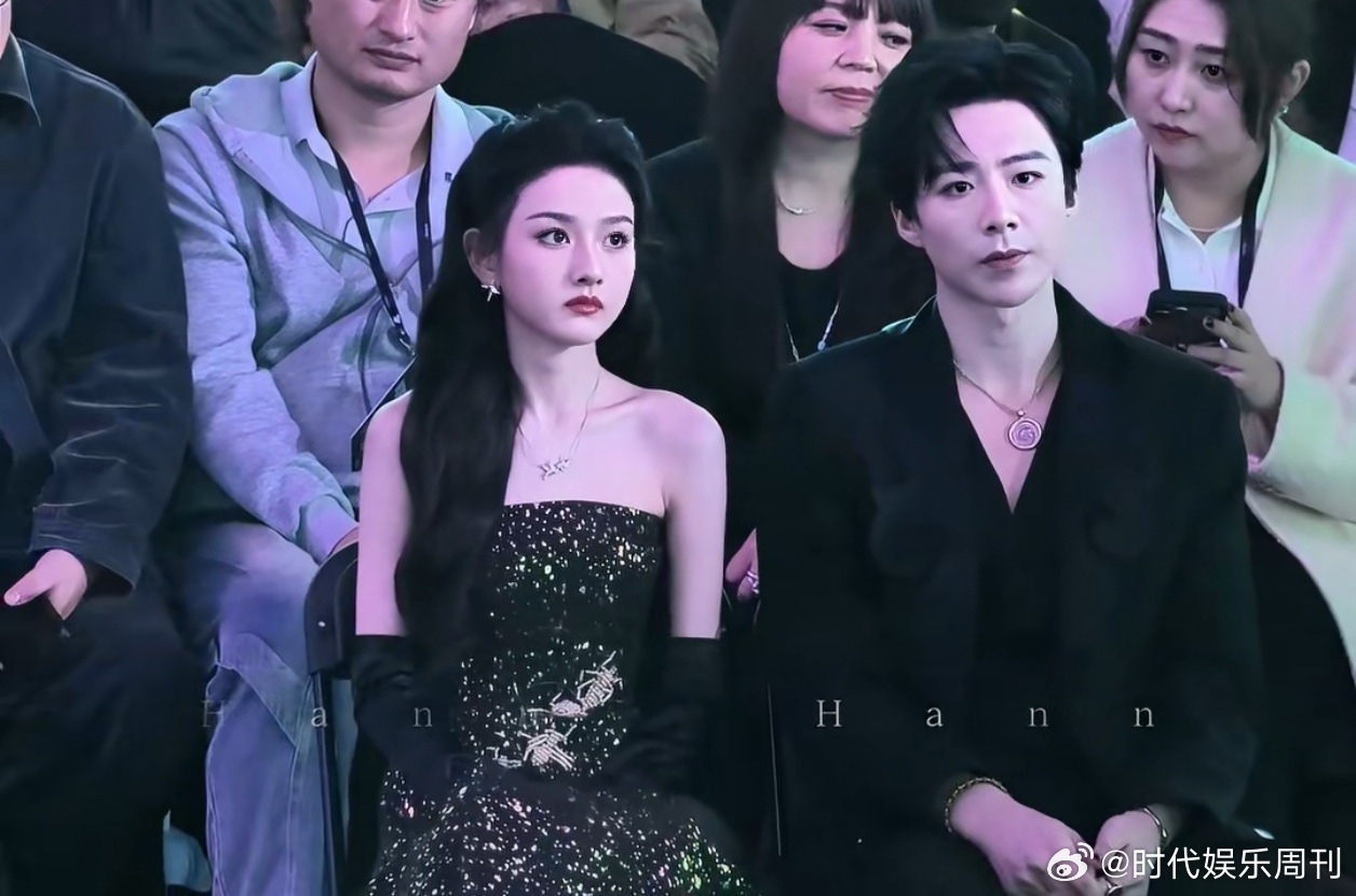 星光大赏刘宇宁宋祖儿邻座，祖儿捂嘴笑宁哥倾听，氛围甜到心颤🥹 刘宇宁宋祖儿坐一