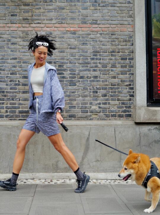 citywalk🐕拽着修勾压马路，回头率100%