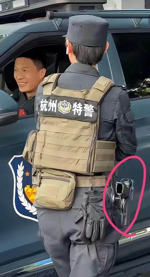 杭州，开始以为小哥忘装子弹，后来发现子弹别在腰上。不懂就问，为啥子弹不装枪里？碰