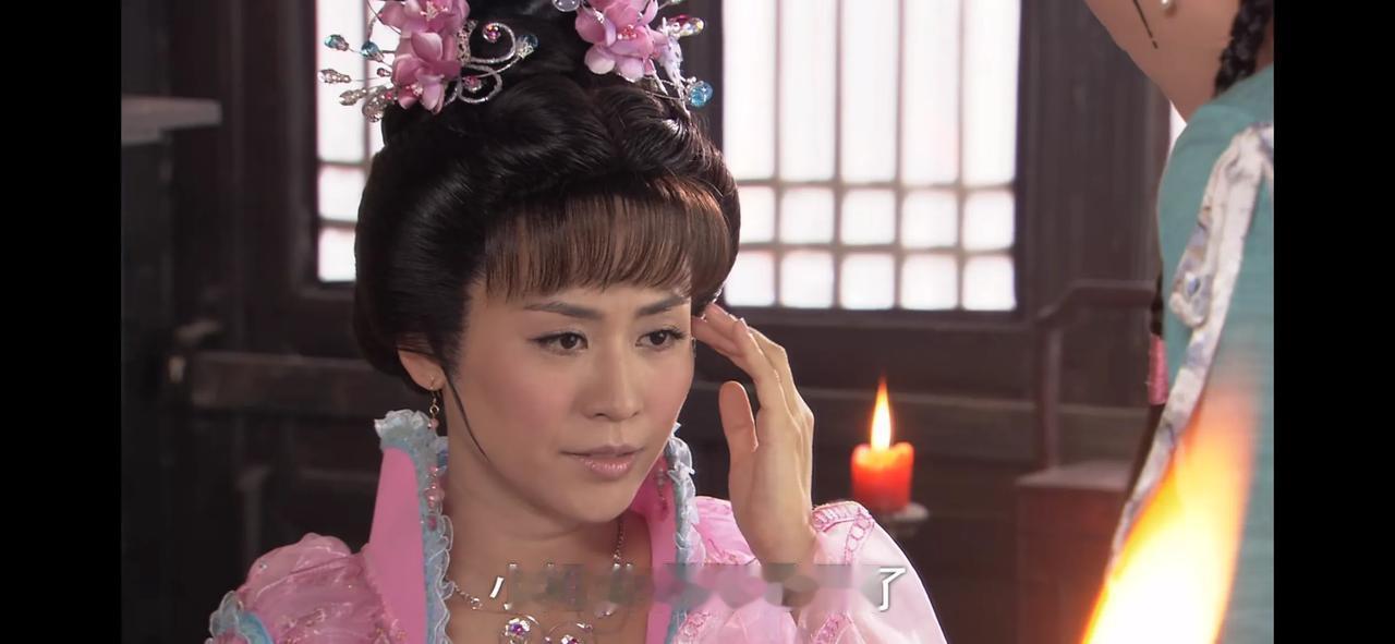刘晓庆四十几岁时演武则天依然年轻漂亮，而宣萱演王宝钏时，颈纹却很重，看起来比刘晓